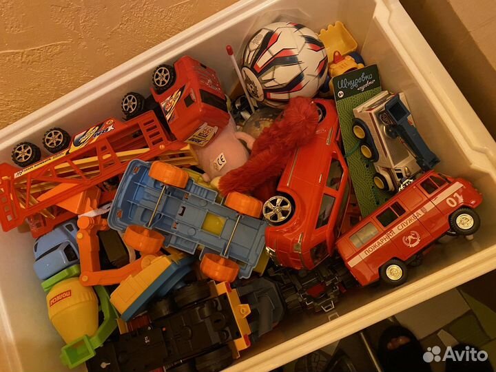 Ящик для игрушек на колесах с игрушками