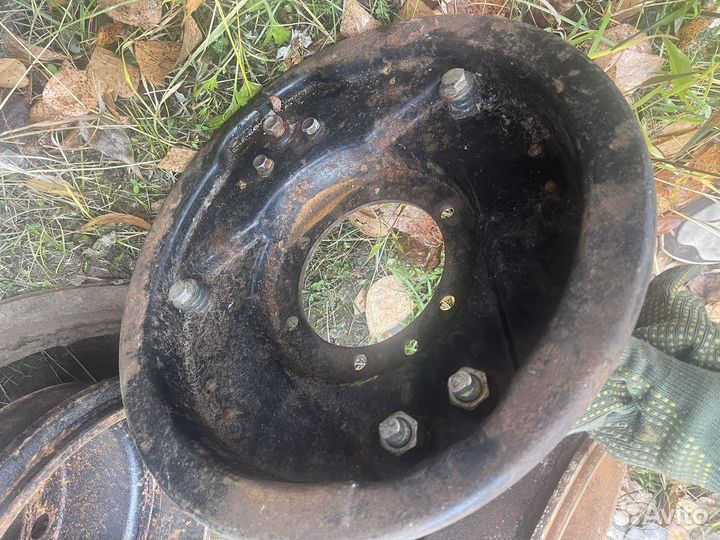 Тормозной диск с колодками и тормозным цилиндром