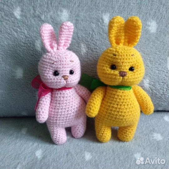 Вязаные игрушки зайчики