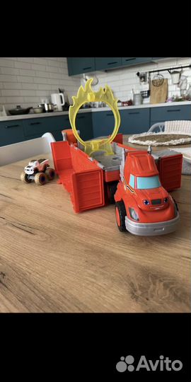 Грузовик Вспыш и чудо машинки