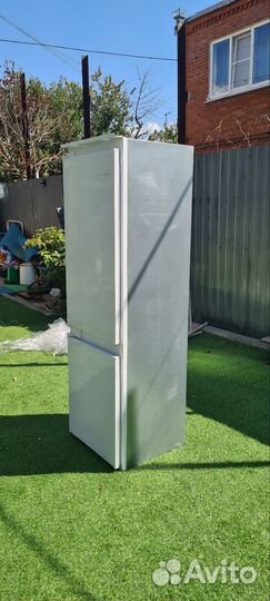 Встраиваемый холодильник Hotpoint-Ariston