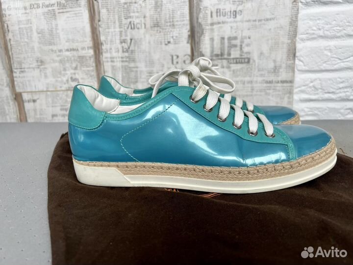 Кроссовки женские