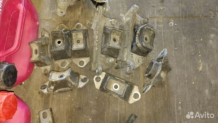 Опора двигателя левая Renault Logan