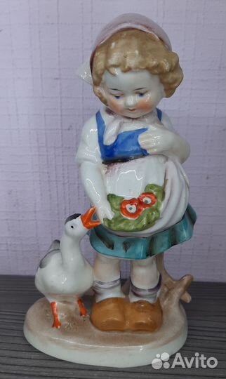 Фарфоровая статуэтка девочка с гусем Германия