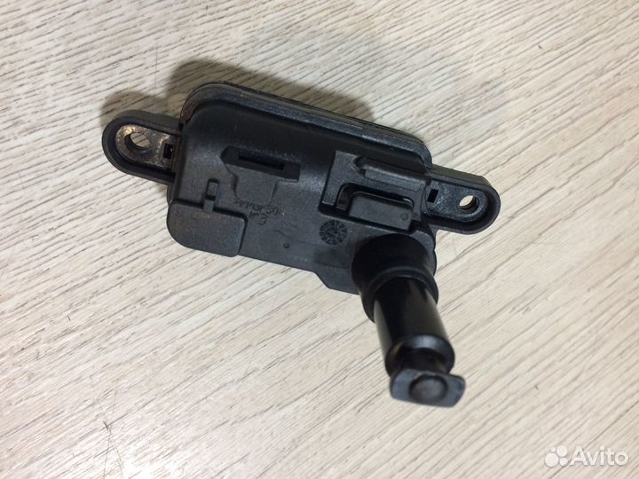 Замок лючка бензобака Поло 6 Пассат Б8 Рапид