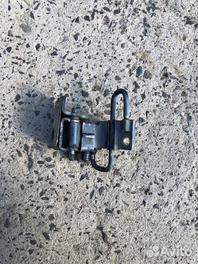 Петля двери нижняя передняя правая Porsche Cayenne