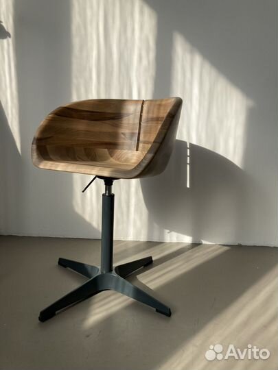 Компьютерный стул из ореха