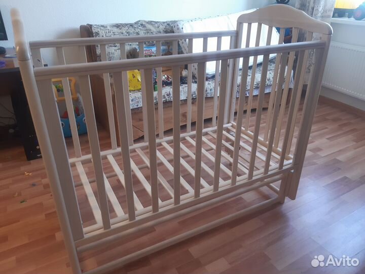 Детская кроватка с маятником