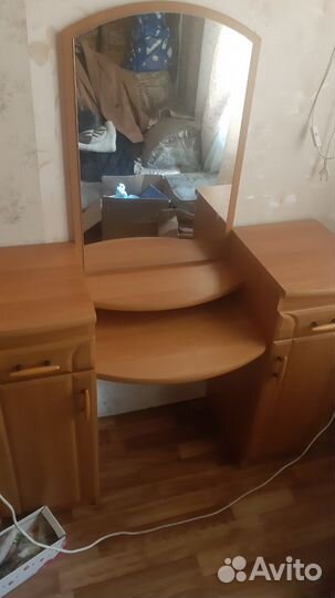 Трюмо с зеркалом