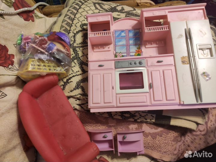 Огромная коробка кукол, вещей, мебели