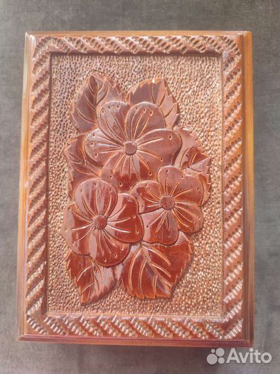 Шкатулка резная деревянная