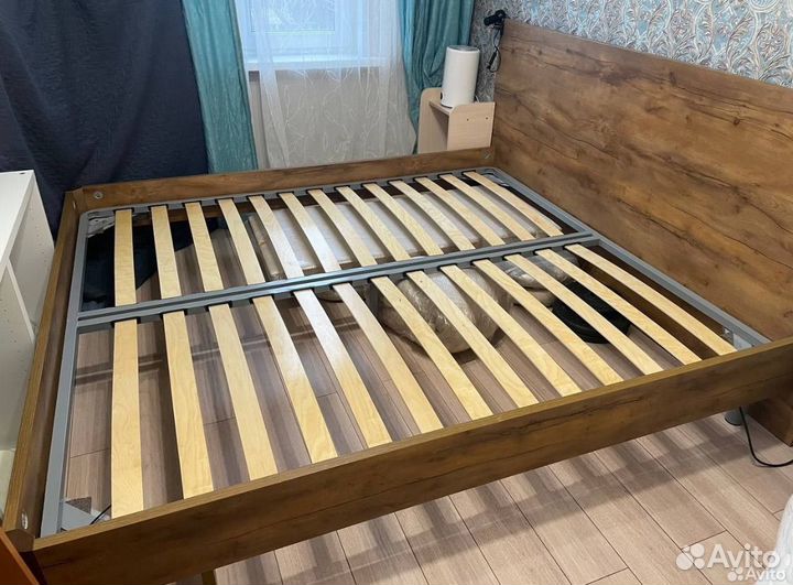 Кровать двухспальная с матрасом 180х200