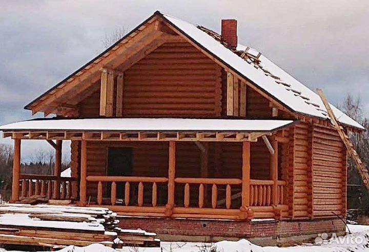 Сруб дома из бревна ручной рубки