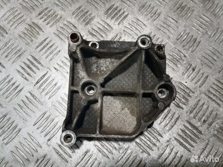 Кронштейн компрессора кондиционера Peugeot 307 200