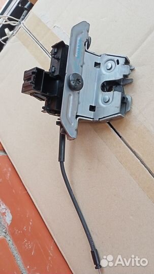 Volvo XC70 V70 замок багажника 31333542