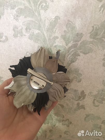 Брошь кожаная