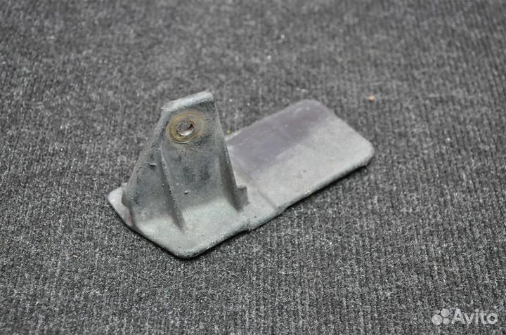 Брызговик задний правый toyota auris ZRE151