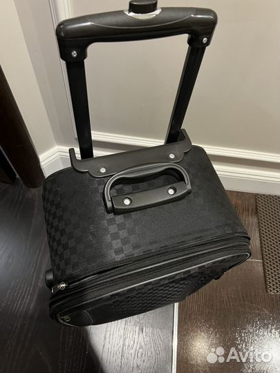 Чемодан черный S