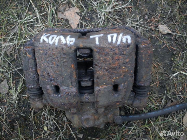 Суппорт передний на Мицубиси Кольт 2009 года