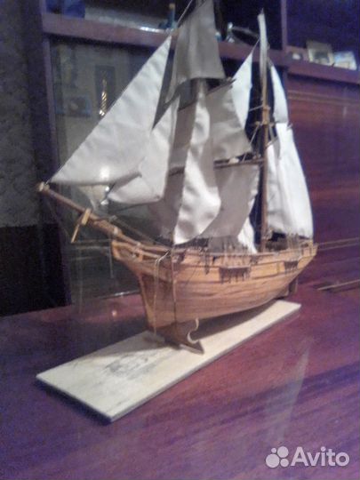 Модель парусника из дерева