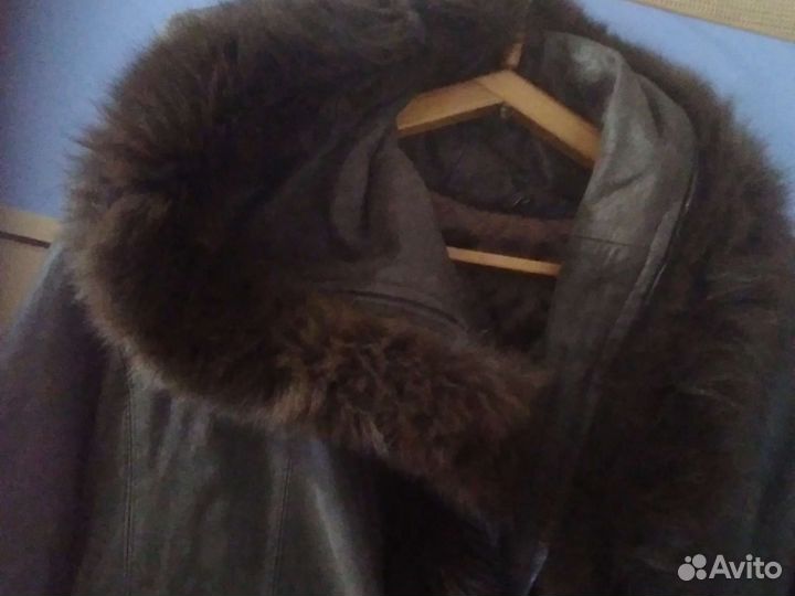 Кожаное женское пальто с капюшоном