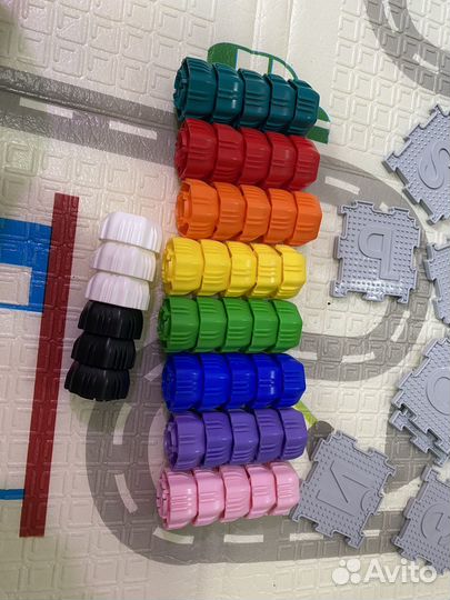 Развивающие игрушки. Набор крышек