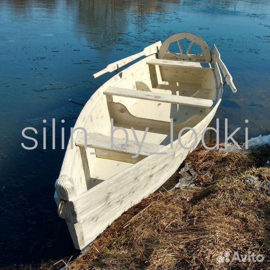 Лодка деревянная
