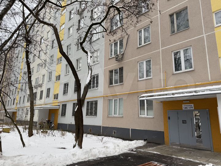 Доля в 3-к. квартире, 61 м², 1/9 эт.