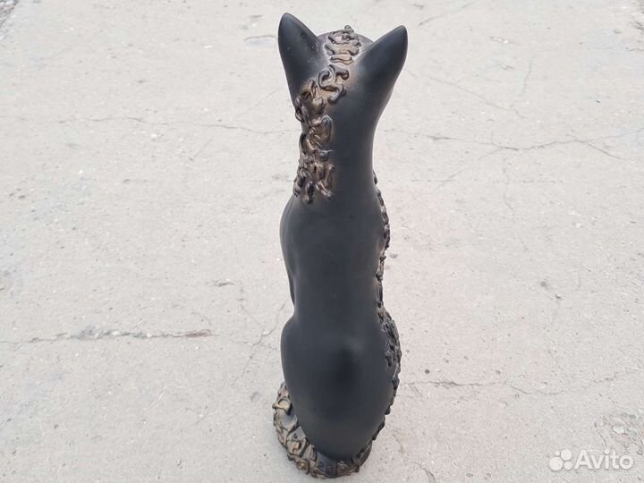Гипсовая фигура кошки