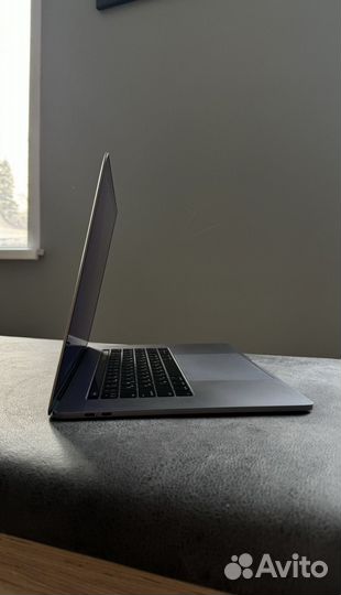 MacBook Pro (15-inch, 2016) с тачпадом, 512