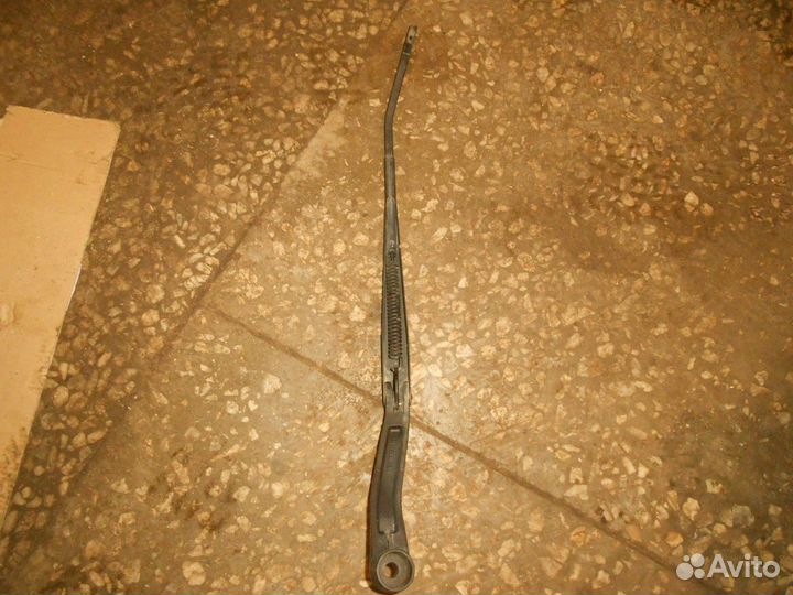 Поводок стеклоочистителя передний левый