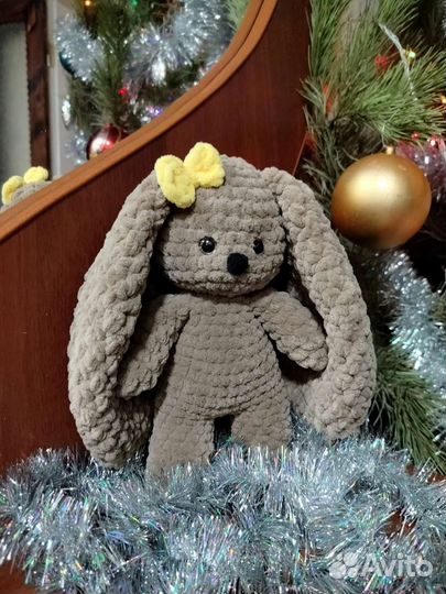 Плюшевый заяц вязаный