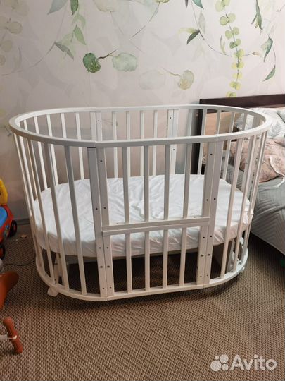 Детская кроватка с маятником