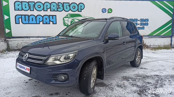 Накладка рулевой колонки нижняя Volkswagen Tiguan