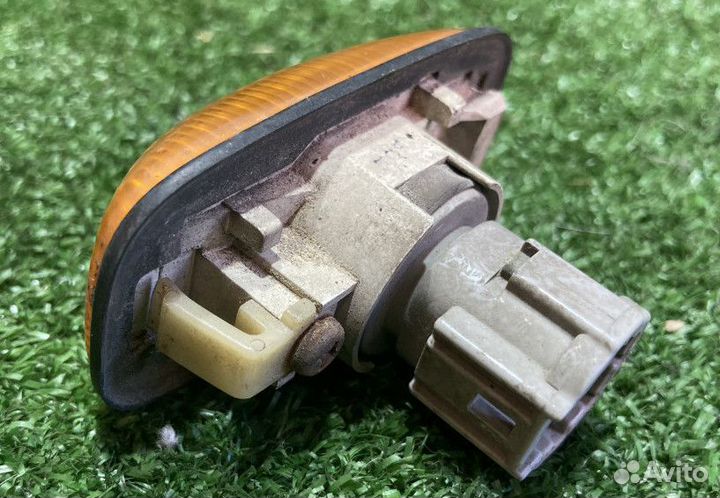 Повторитель передний Nissan Maxima