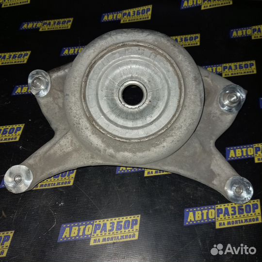 Опора кронштейн переднего амортизатора правый Audi