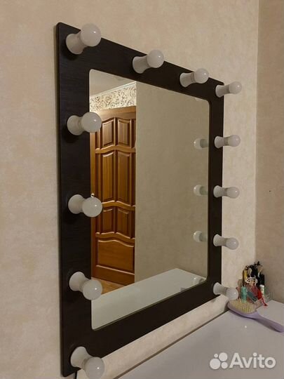 Гримерное зеркало с лампочками