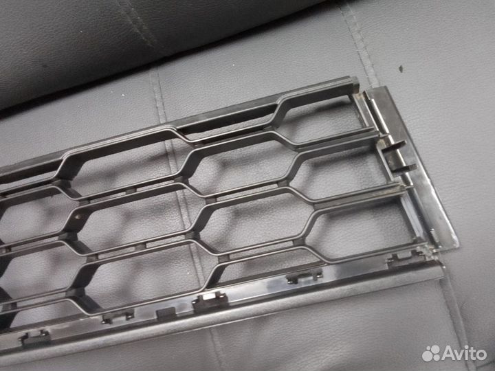 Решётка в передний бампер Volkswagen Passat B7