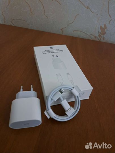 Блок с зарядкой iPhone 20w
