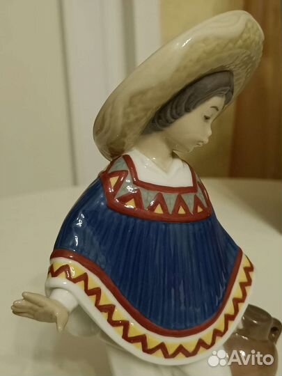 Статуэтка фарфоровая Lladro Panchito con Cantaro