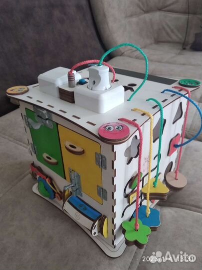 Бизиборд куб с электрикой