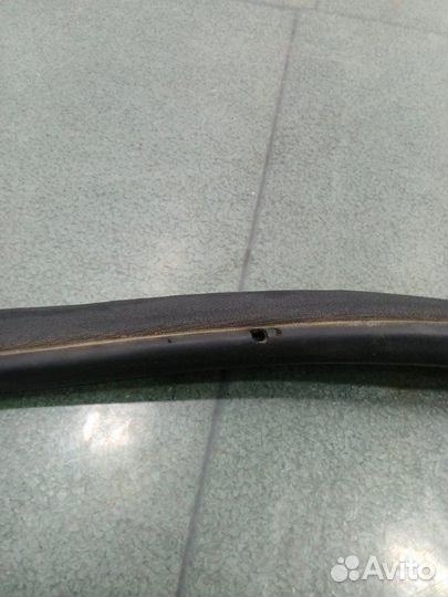 Уплотнитель проема двери передний левый