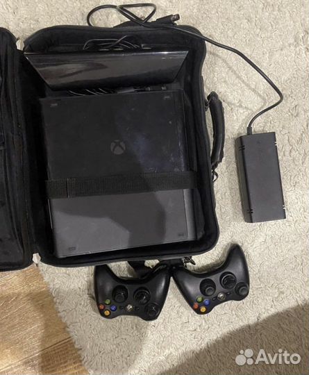 Xbox 360 500gb freebot + kinnect (2 геймпада)
