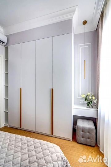 Встроенный шкаф в спальню с гладкими фасадами на з