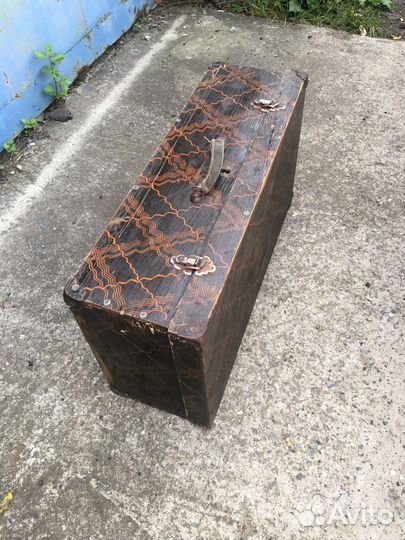 Деревянный чемодан художественный