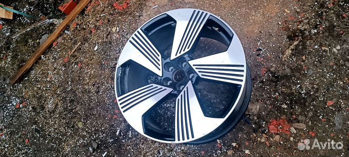 Audi e-tron диск r21