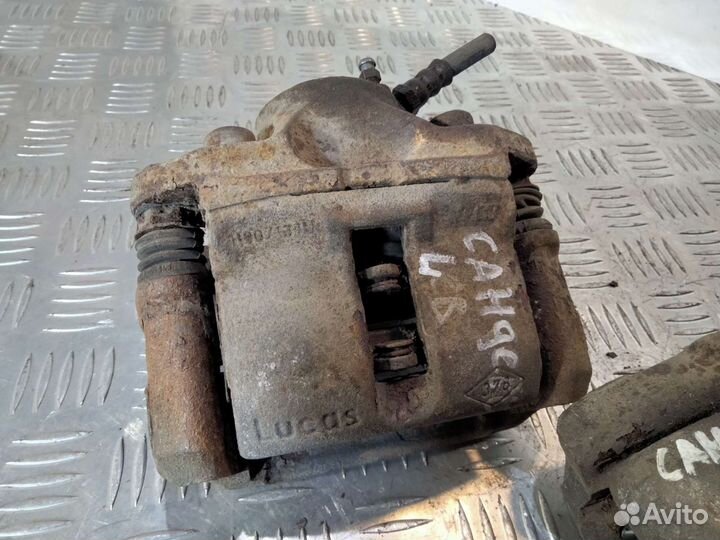 Передний суппорт Renault Sandero