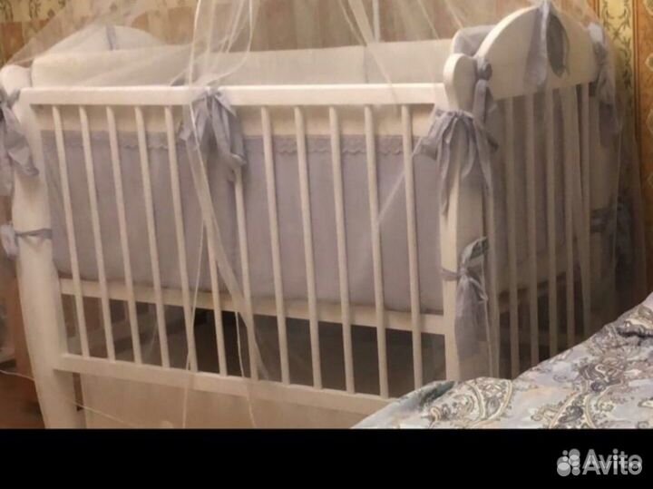 Детская кроватка с маятником и ящиком