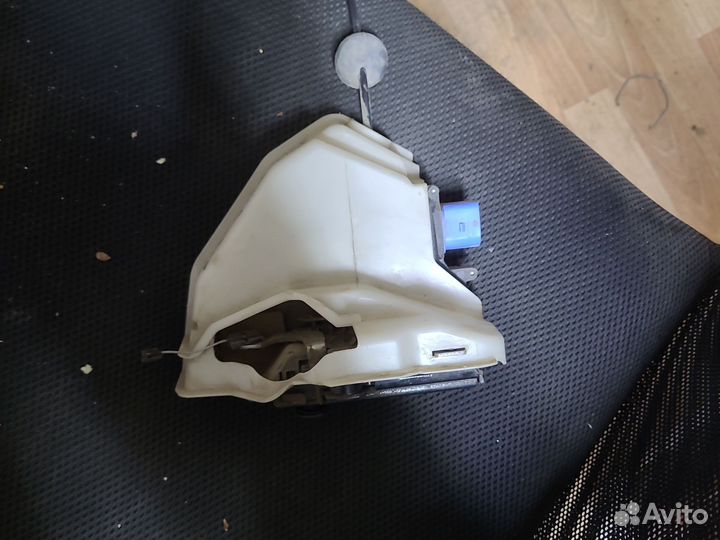 Замок задней правой двериVW Golf 5