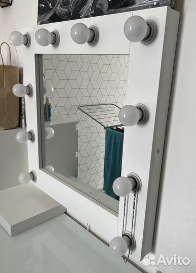 Гримерное зеркало с лампочками